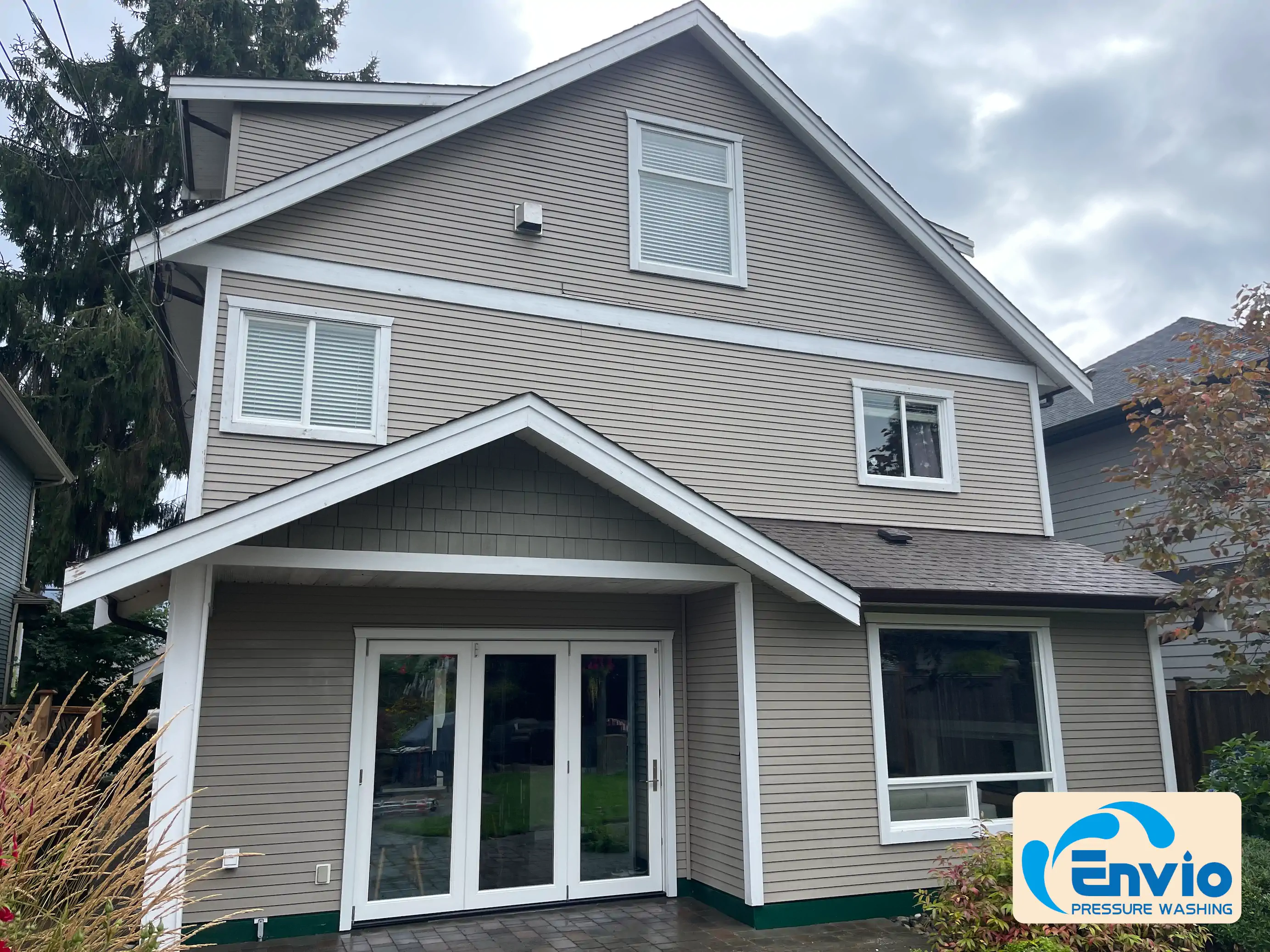 Softwashing vinyl siding after