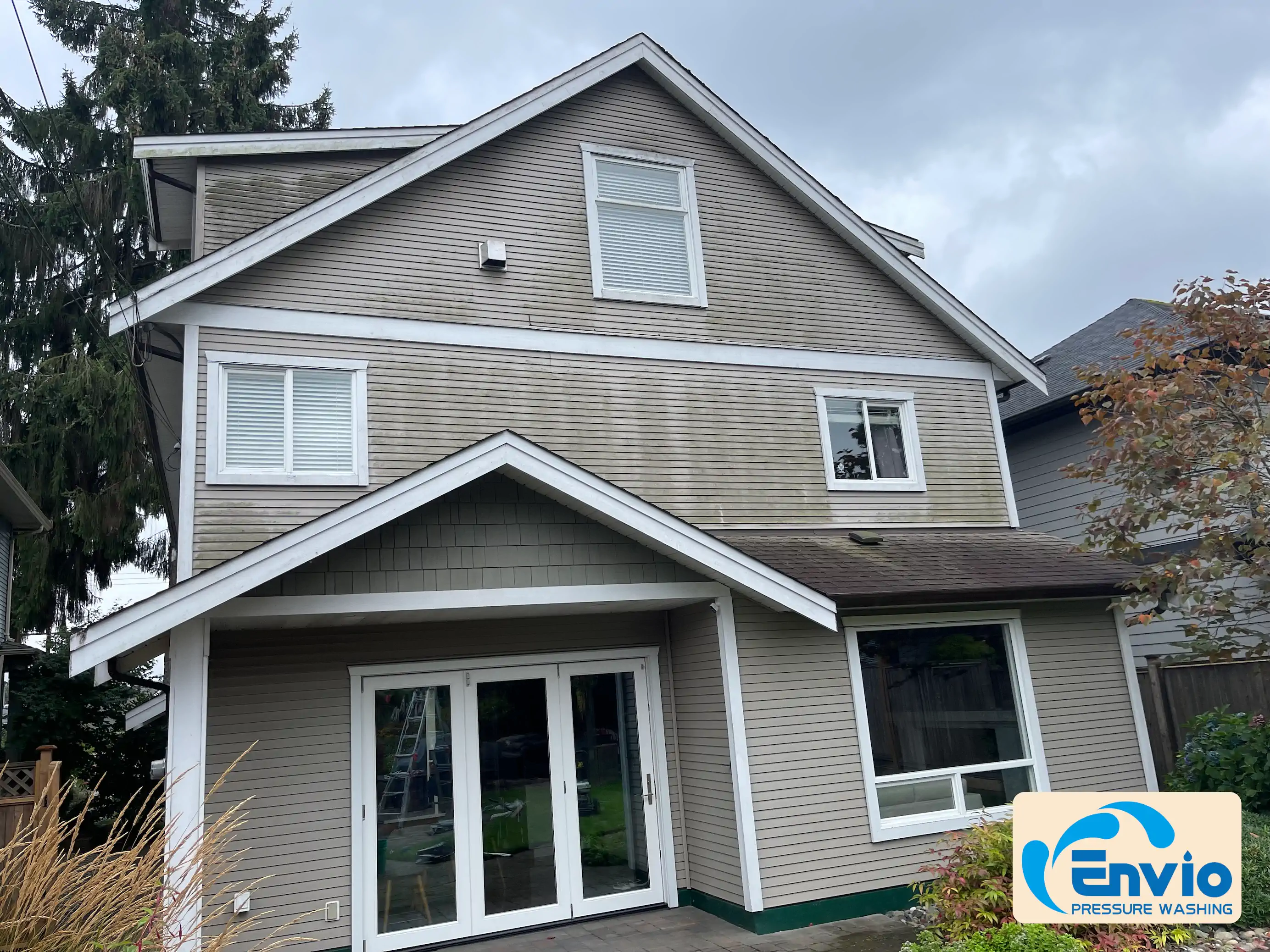 Softwashing vinyl siding before