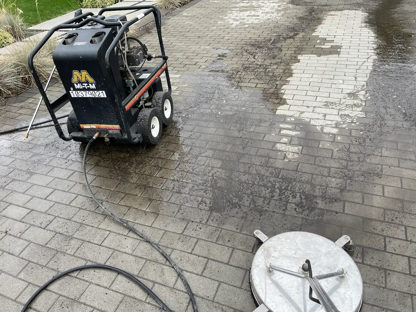 Benefits and Essential Use Cases of using a hot water pressure washer unit.